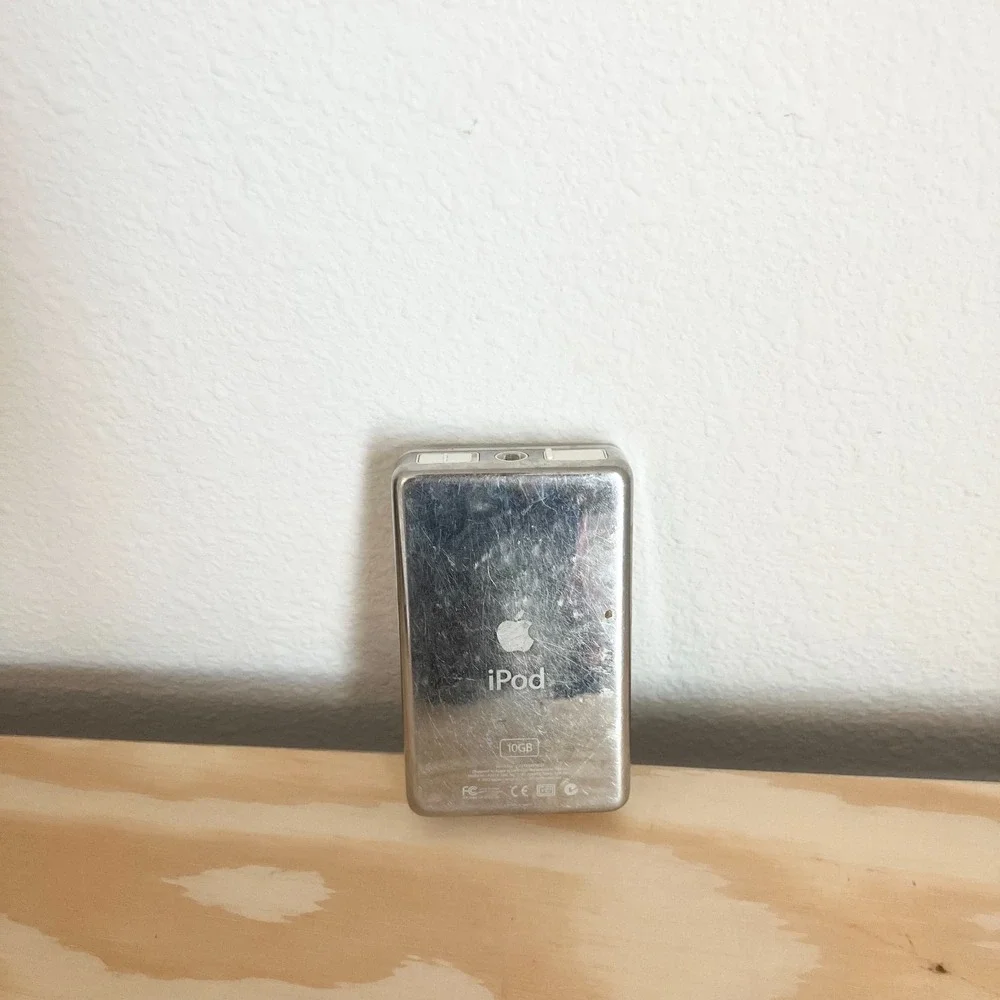 Apple iPod classic Model A1019 White (10 GB) FOR PARTS/REPAIR